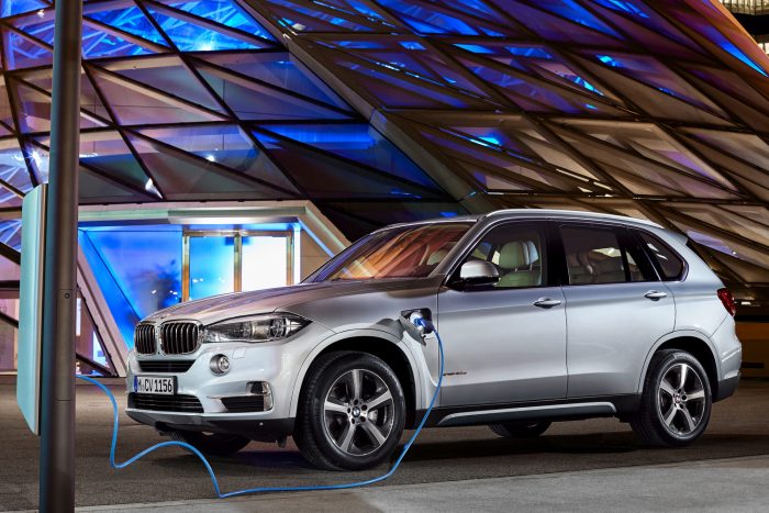 Ezek a leginkább környezetbarát luxusautók 3 BMW X5 xDrive 40e - Green SUV of the Year