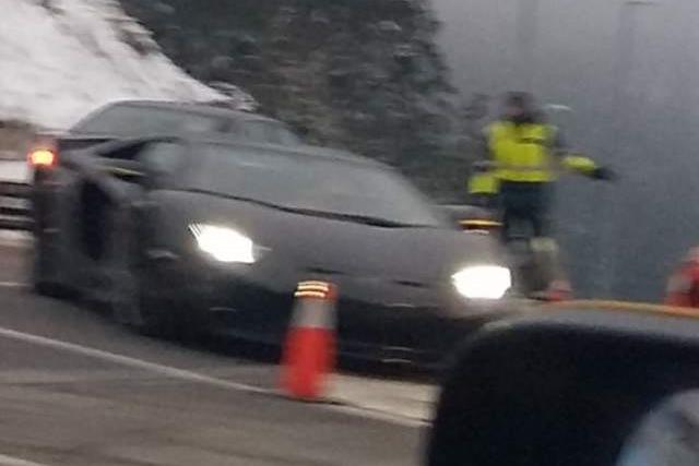 Körforgalomban hagyta ott Lamborghinijét a sztárfocista