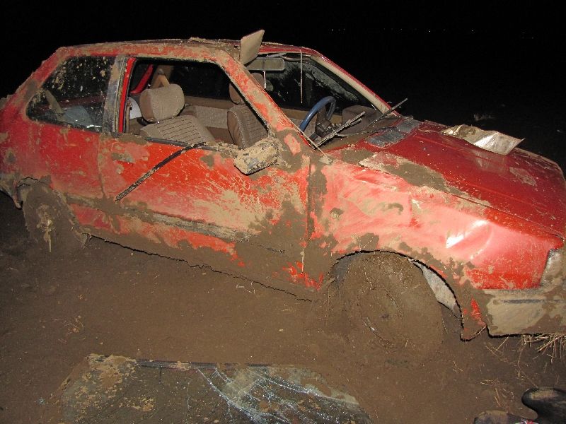 Jól elbántak szegény kisautóval a fiatal suhancok 1 | Vezess 20171501170051