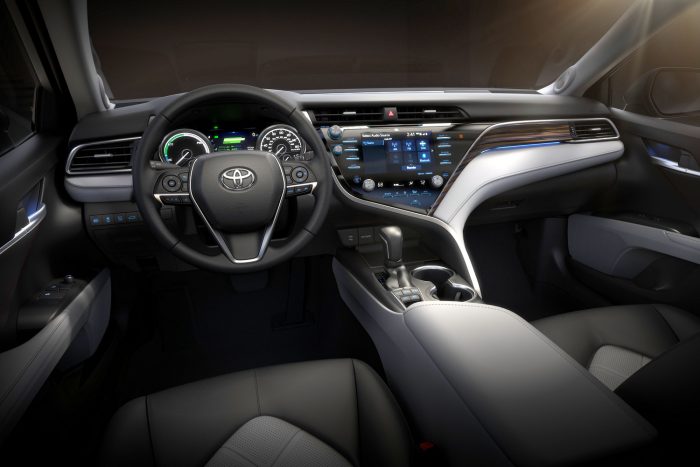 2018_Toyota_Camry_Hybrid_XLE_02_F2F821A317631560688B5C3FC036338CD9A06E1F