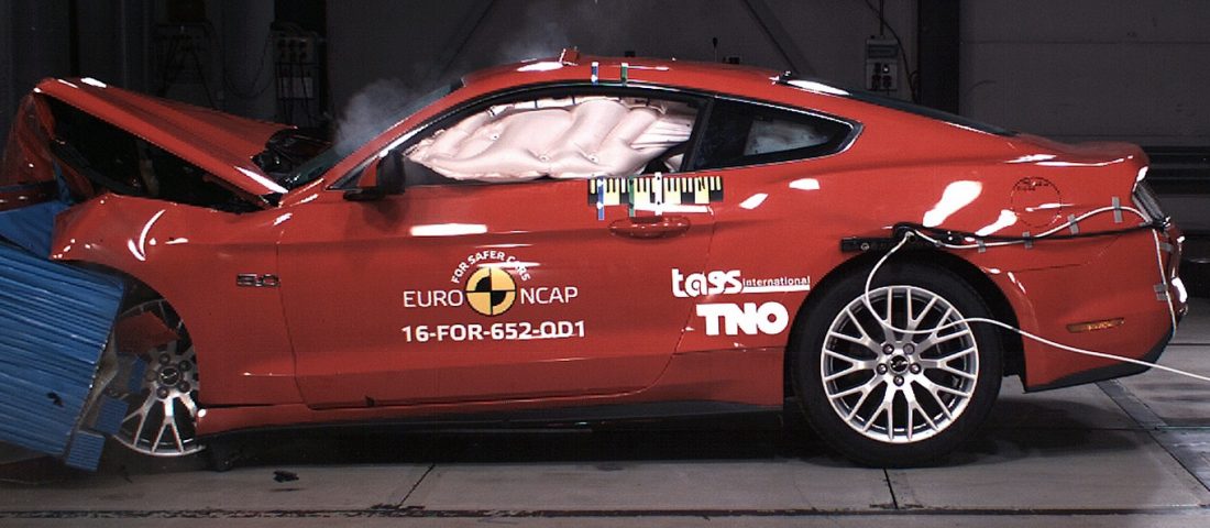 Balesetben életveszélyes a Ford Mustang