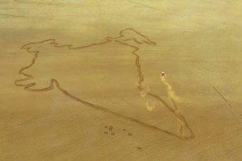 Autóval rajzolták körbe az országot