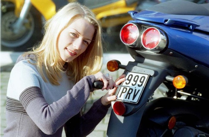 Rendszámot a robogókra!