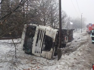 Tartálykocsi borult az oldalára Tápiószecsőnél - képek