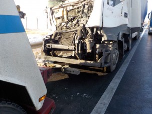 Teljes útzár az M3-ason árokba csúszott teherautó miatt