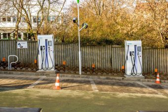 Új villanyautó-gyorstöltők Budapesten