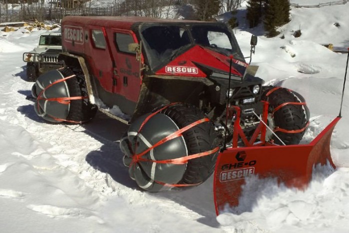 Ghe-O Rescue - Az 5,2 méteres karosszériahosszal még nem is volna baj, ám a mentési feladatokra tervezett jármű a gyári specifikációk szerint 2,7 méter széles és 2,39 méter magas, menetkész tömege 3,2 tonna. A Ghe-O Rescue természetesen összkerékhajtású, minden differenciálműve zárható, hajtásáról pedig igény szerint benzines (340-550 LE), vagy dízelmotorok (218-304 LE) gondoskodhatnak.