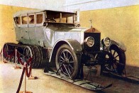 Talán a leghíresebb és az egyik legrégebbi hómobilt Leninnek készítették, 1910-ben. A sí- ás lánctalppal felszerelt Rolls-Royce évtizedeken át a Gorkij autómúzeumban parkolt, Oroszországban.