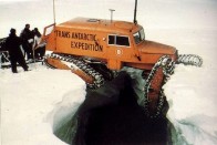 Tucker 743 Sno-Cat - A brit származású Sir Vivian Ernest Fuchs kutató és felfedező használta ezt a járművet 1957-ben, mikor keresztülvágott az Antarktiszon. A képen is jól látszik, hogy akár mély szakadékok felett is át tudott kelni a "hómacska".