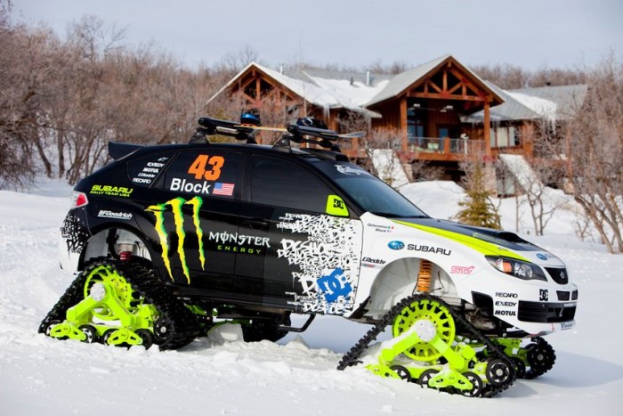 Subaru Trax STi - A drift fenegyereke, Ken Block, 2009-ben azt is bemutatta hogyan lehet kerek nélkül mókázni a hóban, egy Subaruval. 