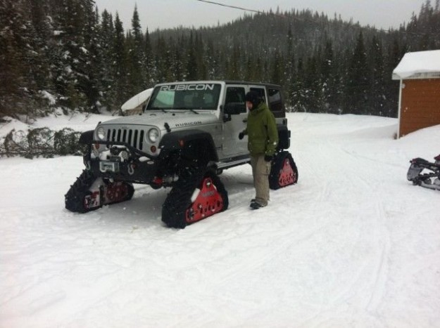 Kanadában számos olyan cég van, akik arra szakosodtak, hogy hétköznapi autókhoz készítenek hóban is használható megoldásokat. 