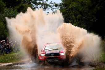 Kigyulladó autóval nyerték a Dakar első szakaszát