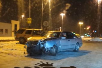 Ilyen, amikor a másnak vermet ásó autós maga esik bele