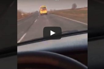 Mentő mögött menőzött egy autós, ráadásul videóra vette a mutatványt