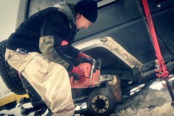 Fából faragott futóművel támasztották fel a sánta terepjárót