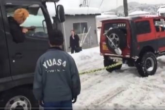 Apró Suzuki mentett meg egy hóba ragadt kamiont