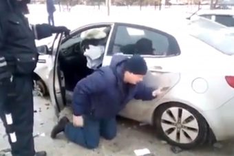 Kiesik a részeg a törött autóból, de nem ez a dühítő, hanem a gyerekülés hátul