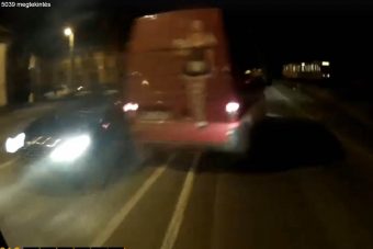 Brutálisan veszélyes mutatvány a kanyarodó sávból