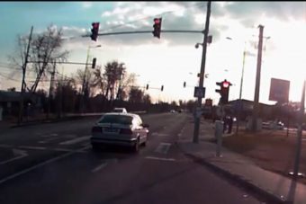 Mintha nem is lenne, úgy száguldanak át a piroson Soroksáron