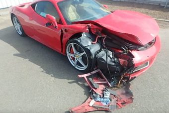 Sikító utassal zúzott le egy Ferrarit a fiatal srác