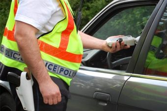 Olyan részeg volt a tatai autótolvaj, hogy majdnem kiesett a kocsiból