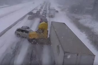 Videón a 100 autós téli tömegbaleset