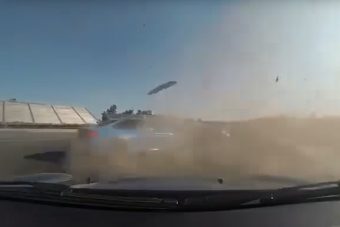 Ahogy ez a BMW szétcsapja a másikat, olyat nem látsz minden nap