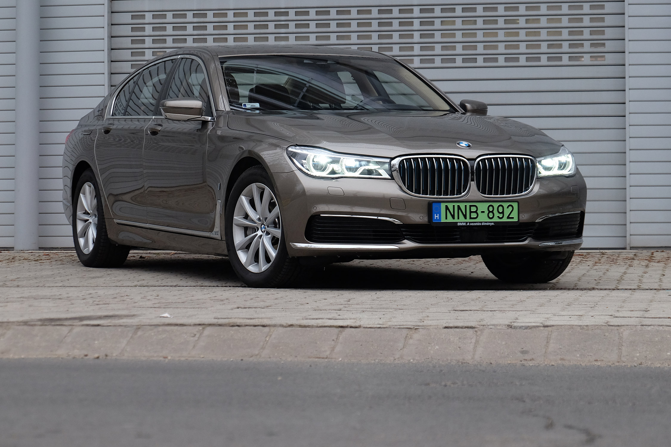 Zöld király: BMW 740e 4