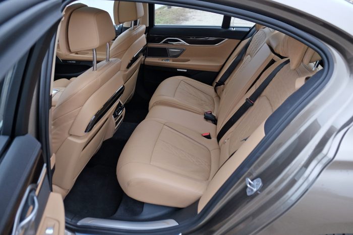 Zöld király: BMW 740e 115 Három és kétszemélyes is lehet a hátsó üléssor