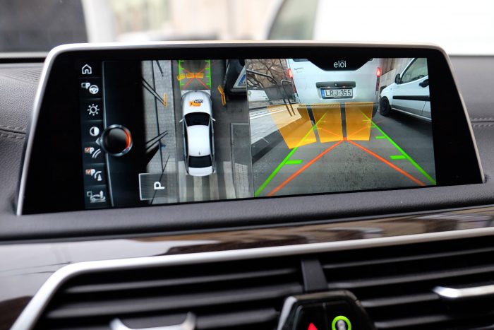 Zöld király: BMW 740e 118 A hülye is tud így parkolni