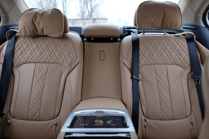 Zöld király: BMW 740e 119 Kevés ennél kényelmesebb hátsó üléssor van autóban