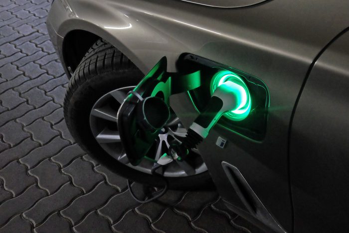 Zöld király: BMW 740e 113 Rémesen széles lesz a csatlakoztatott töltőpisztollyal