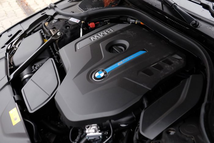 Zöld király: BMW 740e 117 Ilyen a motor. Nem látszik semmi.