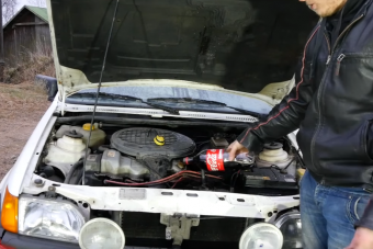 Ez az eredmény, ha olaj helyett kólát öntesz a motorba