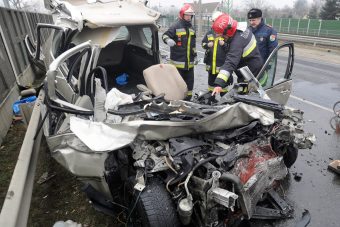 Fotókon a súlyos budapesti buszkarambol