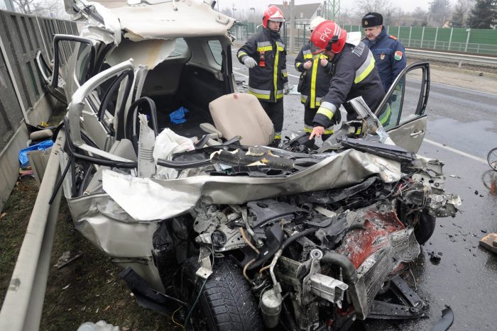 Fotókon a súlyos budapesti buszkarambol