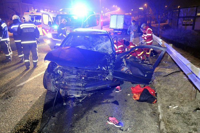 Fotókon a budapesti halálos baleset 1 Budapest, 2017. január 20. Mentők és tűzoltók dolgoznak egy összeroncsolódott személyautó mellett az M5-ös autópálya Határ úti felüljárójánál 2017. január 20-án. Az autó egy kisteherautóval ütközött össze, utasai közül egy meghalt, ketten súlyosan megsérültek. MTI Fotó: Mihádák Zoltán
