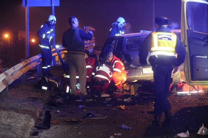 Fotókon a budapesti halálos baleset 2 Budapest, 2017. január 20. Mentők látják el a baleset egyik sérültjét egy összeroncsolódott személyautó mellett az M5-ös autópálya Határ úti felüljárójánál 2017. január 20-án. Az autó egy kisteherautóval ütközött össze, utasai közül egy meghalt, ketten súlyosan megsérültek. MTI Fotó: Mihádák Zoltán