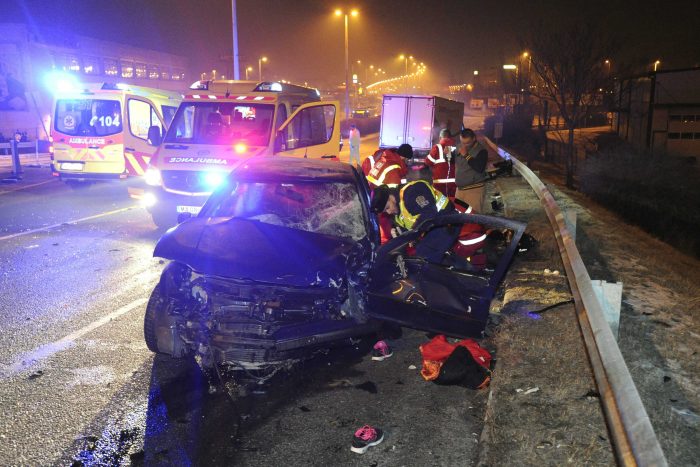 Fotókon a budapesti halálos baleset 4 Budapest, 2017. január 20. Mentők látják el a baleset egyik sérültjét egy összeroncsolódott személyautó mellett az M5-ös autópálya Határ úti felüljárójánál 2017. január 20-án. Az autó egy kisteherautóval ütközött össze, utasai közül egy meghalt, ketten súlyosan megsérültek. MTI Fotó: Mihádák Zoltán
