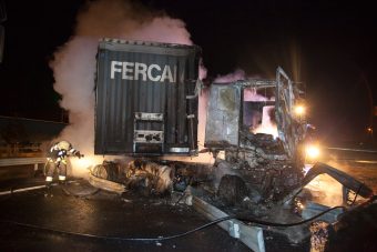 Fotókon az M7-esen kiégett kamion