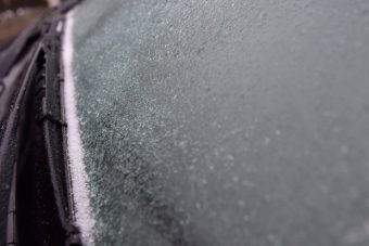 Lecsaphat az ónos eső az utakra