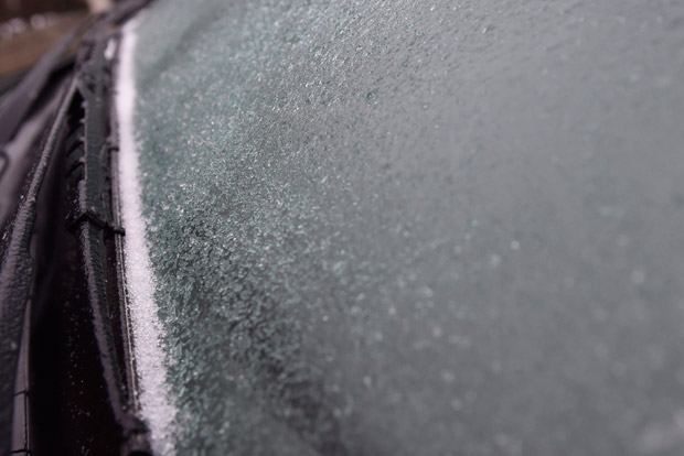 Lecsaphat az ónos eső az utakra