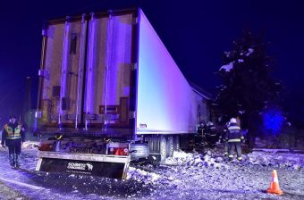 Családi házba hajtott egy kamion