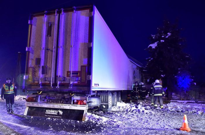 Családi házba hajtott egy kamion