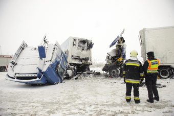 Frontálisan ütközött két kamion a 4-es úton - képek