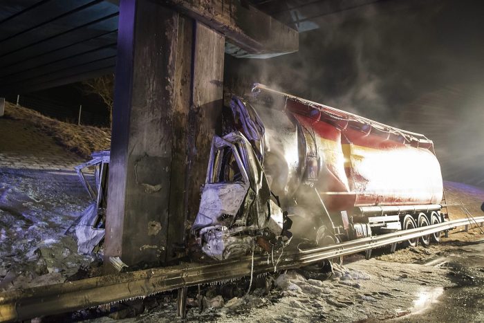 Megrendítő fotók az M1-esen történt halálos balesetről 4