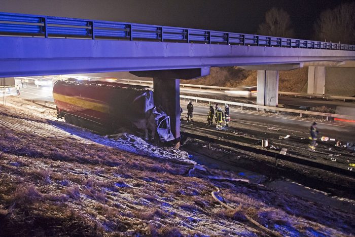 Megrendítő fotók az M1-esen történt halálos balesetről 1 | Vezess Komárom, 2017. január 27. Felüljáró pillérének ütközött, összetört takarmányszállító teherautó az M1-es autópálya Budapest felé vezetõ oldalán Komárom közelében 2017. január 27-én. A jármû kigyulladt, vezetõje a helyszínen meghalt. MTI Fotó: Lakatos Péter