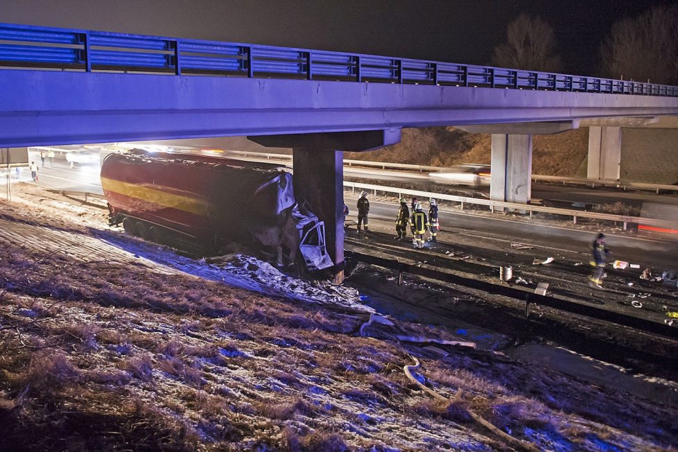 Megrendítő fotók az M1-esen történt halálos balesetről 1 Komárom, 2017. január 27. Felüljáró pillérének ütközött, összetört takarmányszállító teherautó az M1-es autópálya Budapest felé vezetõ oldalán Komárom közelében 2017. január 27-én. A jármû kigyulladt, vezetõje a helyszínen meghalt. MTI Fotó: Lakatos Péter