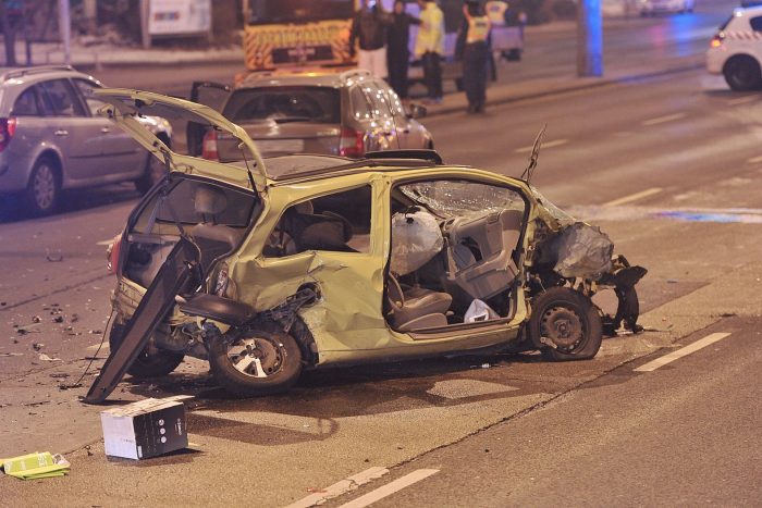 Megrázó fotók a budapesti tömegbalesetről 1 Budapest, 2017. január 27. Ütközésben összetört autók Budapest III. kerületében, a Szentendrei úton 2017. január 27-én. A Bogdáni út közelében történt balesetben négy autó és egy busz ütközött össze, az egyik autó sofõrje meghalt a kórházban. MTI Fotó: Lakatos Péter