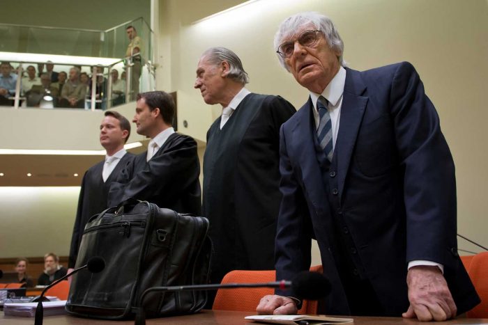 Megbuktatták a Forma-1 urát, távozik Bernie Ecclestone 3 A 2005-ös eladás kapcsán utólag komoly korrupciós gyanú merült fel, 2014-ben bíróságokra járt Ecclestone, de megúszta